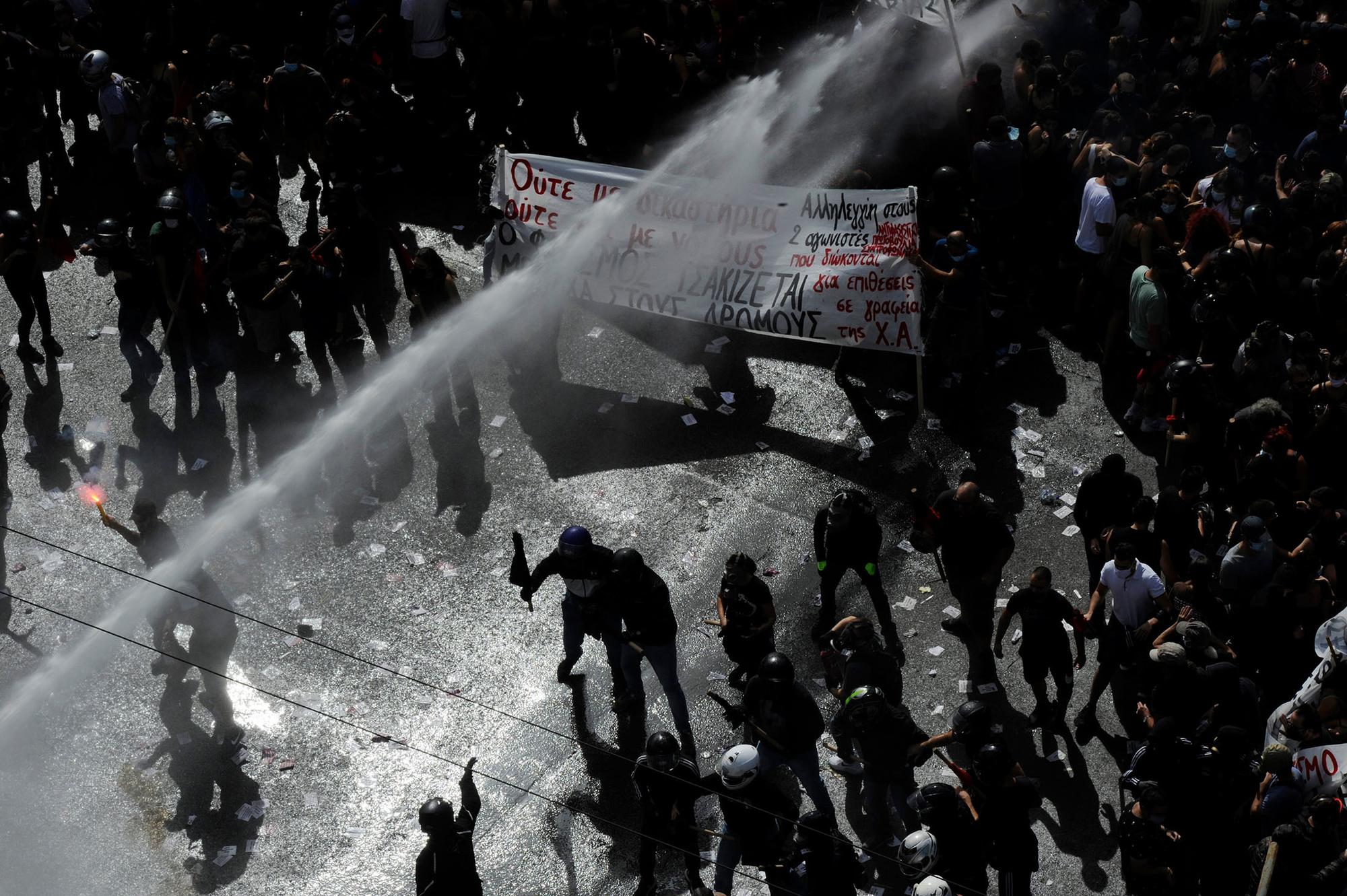 Antifascistas celebran condena Amanecer Dorado - 7